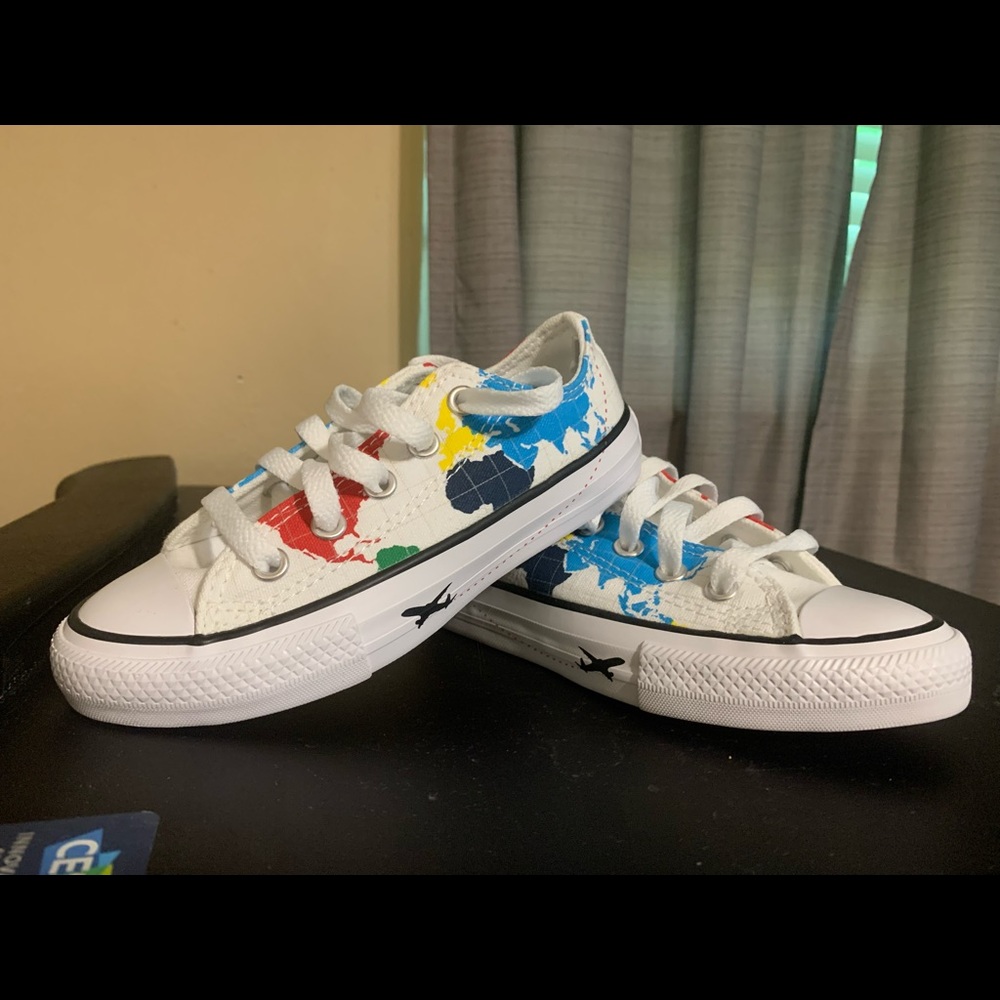 Unisex Converse Boys / Girls  Size 11 White World Map Travel Map Shoes